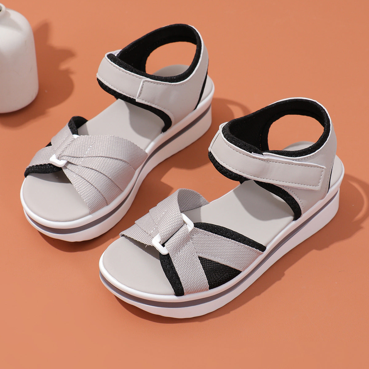 SommerStyle™ – Damen Sandalen mit Bequemem Klettverschluss und Cross-Strap Design 5