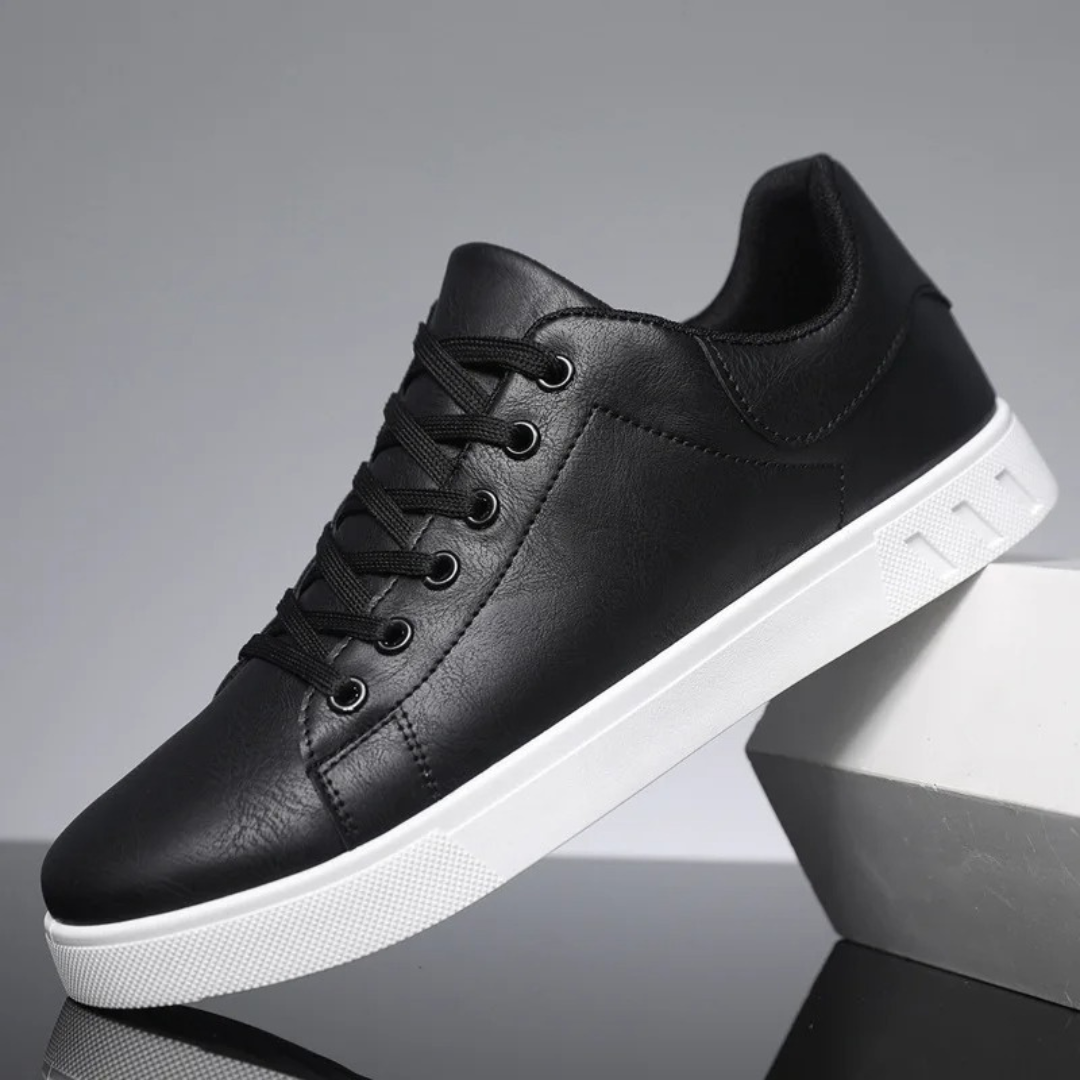 Schwarzer Ledersneaker mit weißer Sohle, modischer Herrenschuh, lässig und bequem.
