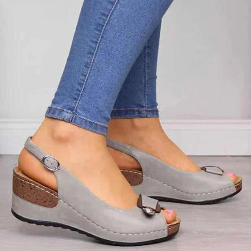 Damen-Sandalen von IRIS: Orthopädisch, spitz und mit Absatz