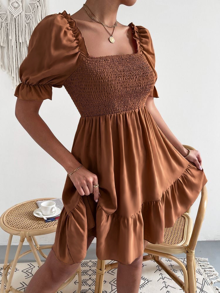 Kurzes braunes Kleid mit Puffärmeln von Anneliese