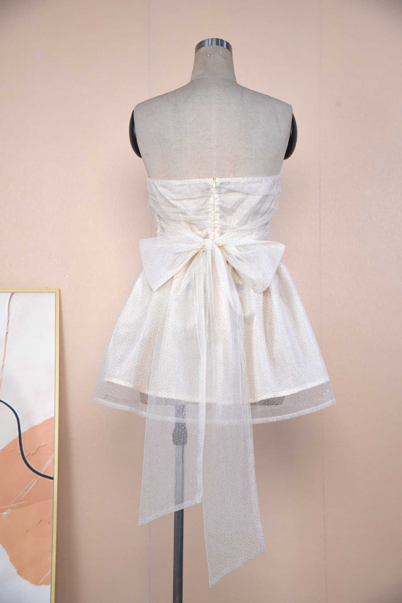 Sommerliches Spitzenkleid ohne Ärmel mit Rückenschleife von Elarova