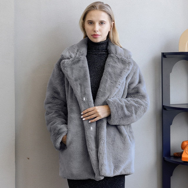 Stilvolle, weiße Winterjacke mit Kunstfell von Reiennaith