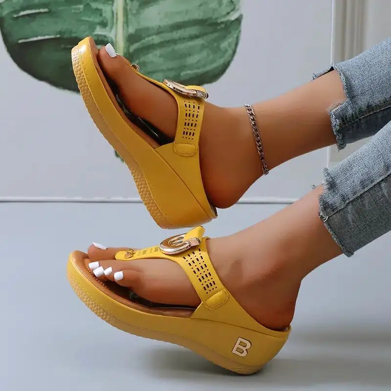 Bequeme Claire® Sommersandalen mit großer Plattform und rutschfester Sohle für den Strand