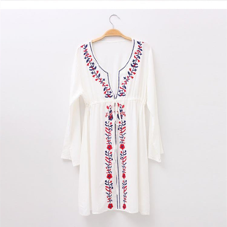 Boho-Strandkleid mit Stickerei und langen Ärmeln von Elarova