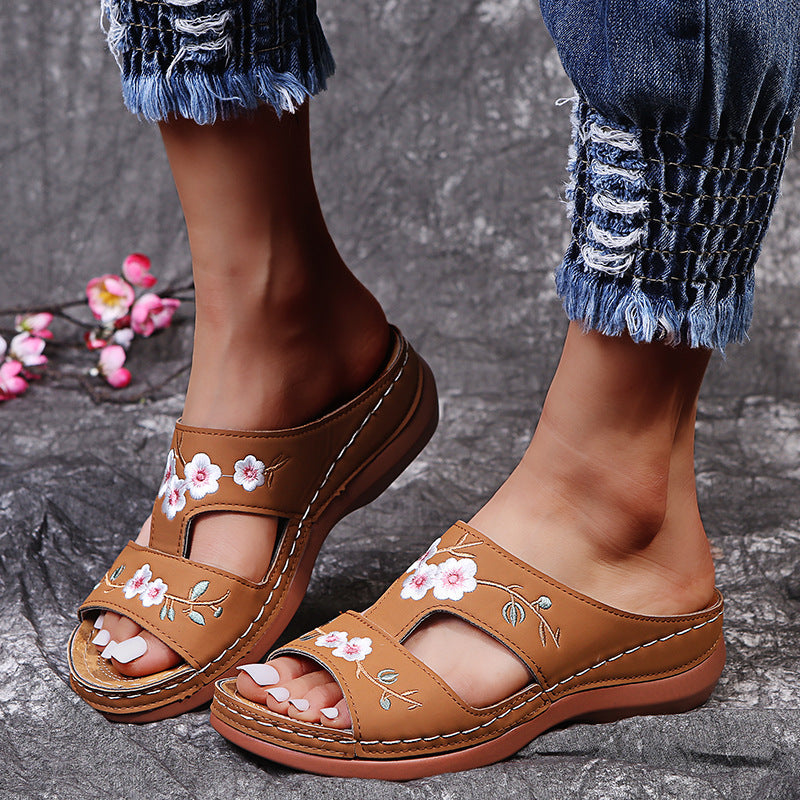 DIANA - Orthopädische Sandalen im Retro-Blumendesign