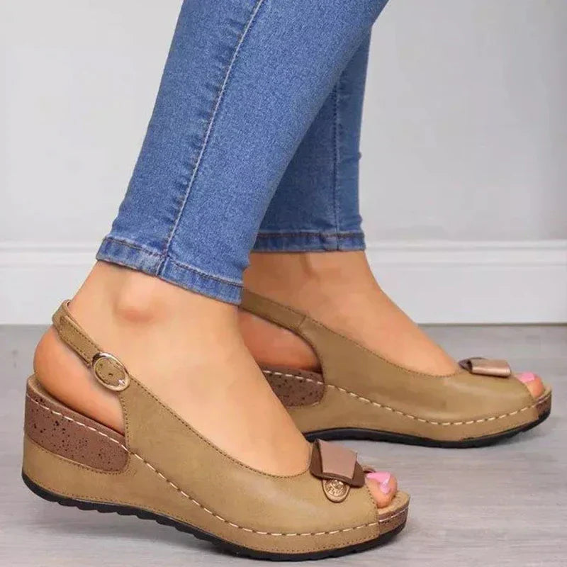 Damen-Sandalen von IRIS: Orthopädisch, spitz und mit Absatz