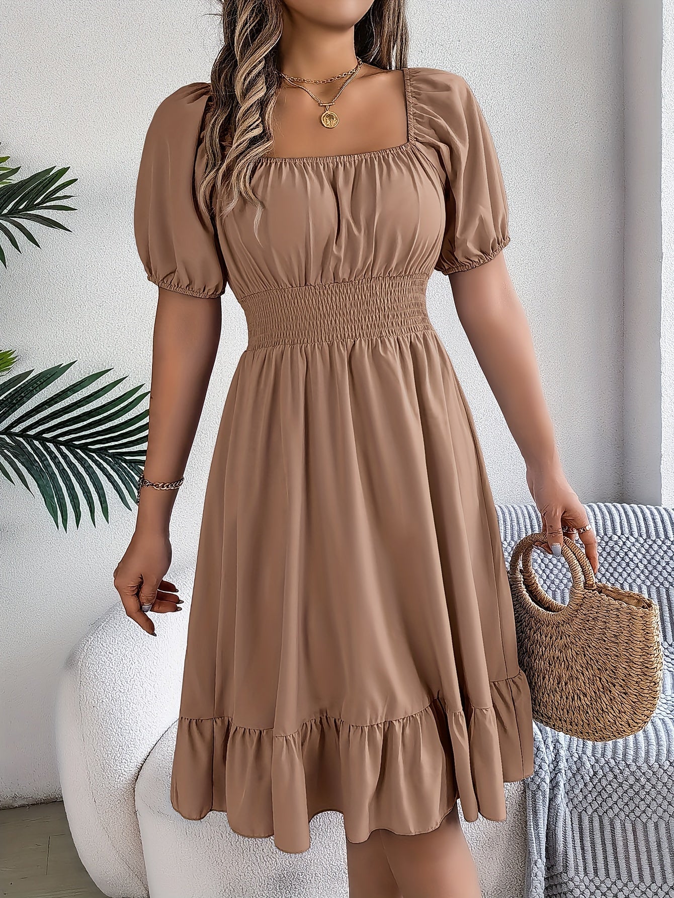 Edles Kleid von Veyra mit quadratischem Ausschnitt