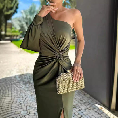 Einfarbiges Elarova Kleid mit diagonalen Schulterknoten und Schlitz
