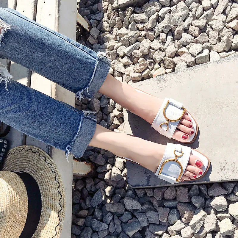 Elarova | Damen-Slipper aus Leder mit quadratischer Zehenpartie: Designer-Flats mit Metallverzierung, Outdoor-Flip-Flops, Gummisohle