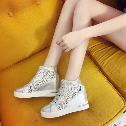 Elarova | Damen WedgeSneaker mit modischem SpitzenDetail und lässigem MetallicFinish