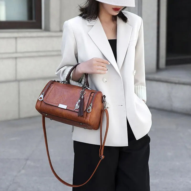 Elarova | DamenSchultertasche mit QuastenDekor: großes Fassungsvermögen, modisches Design