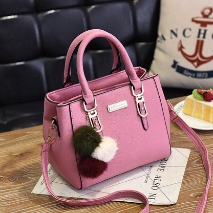 Elarova | DamenTasche | Lederhandtasche mit 3 weichen Plüschbällen