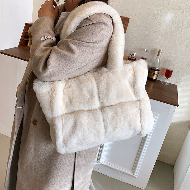 Elarova | Pipe Plush Handtasche Eine bequeme und winterliche Damenhandtasche
