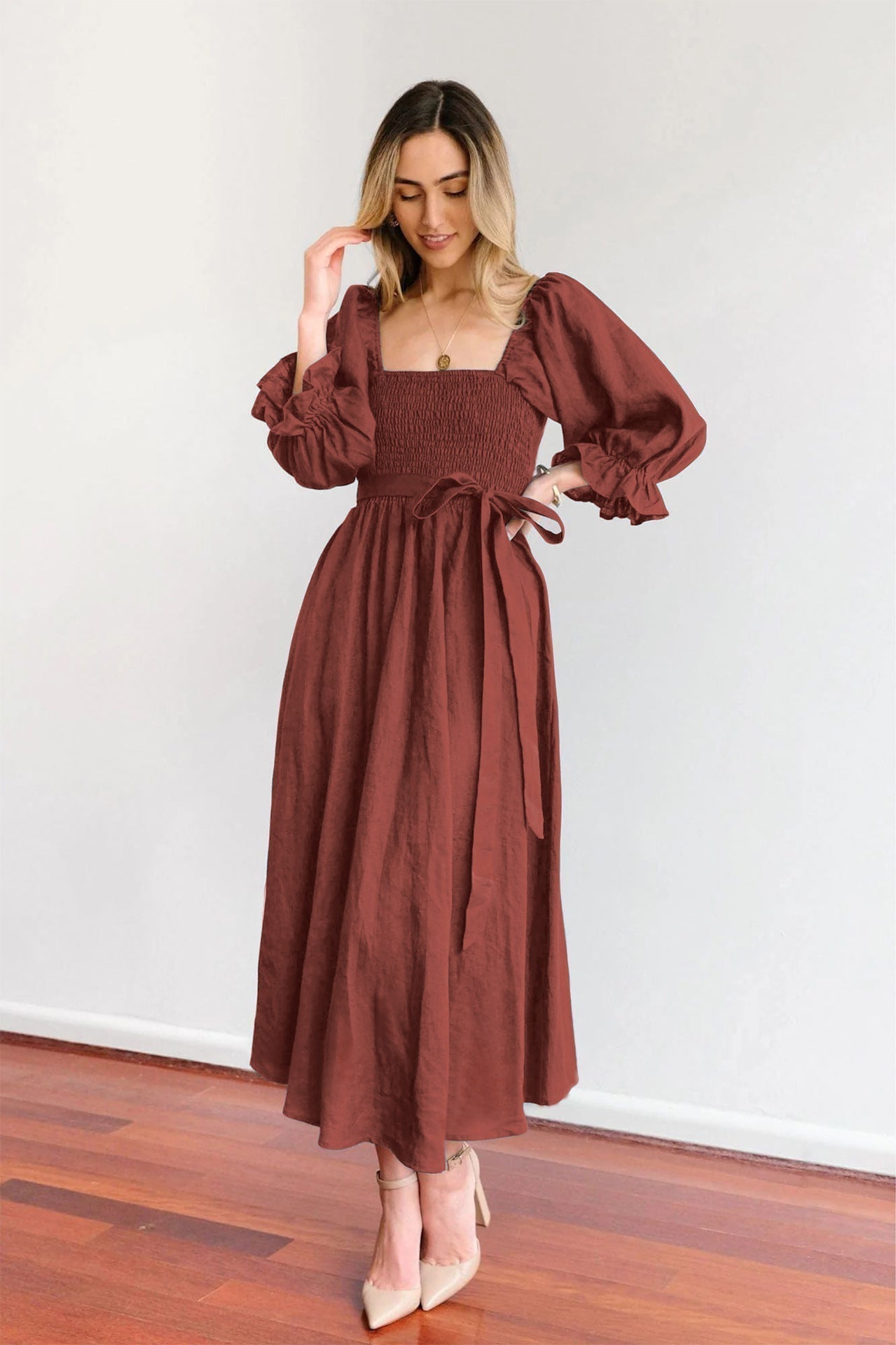 Elegantes Kleid von Elarova mit Bindegürtel
