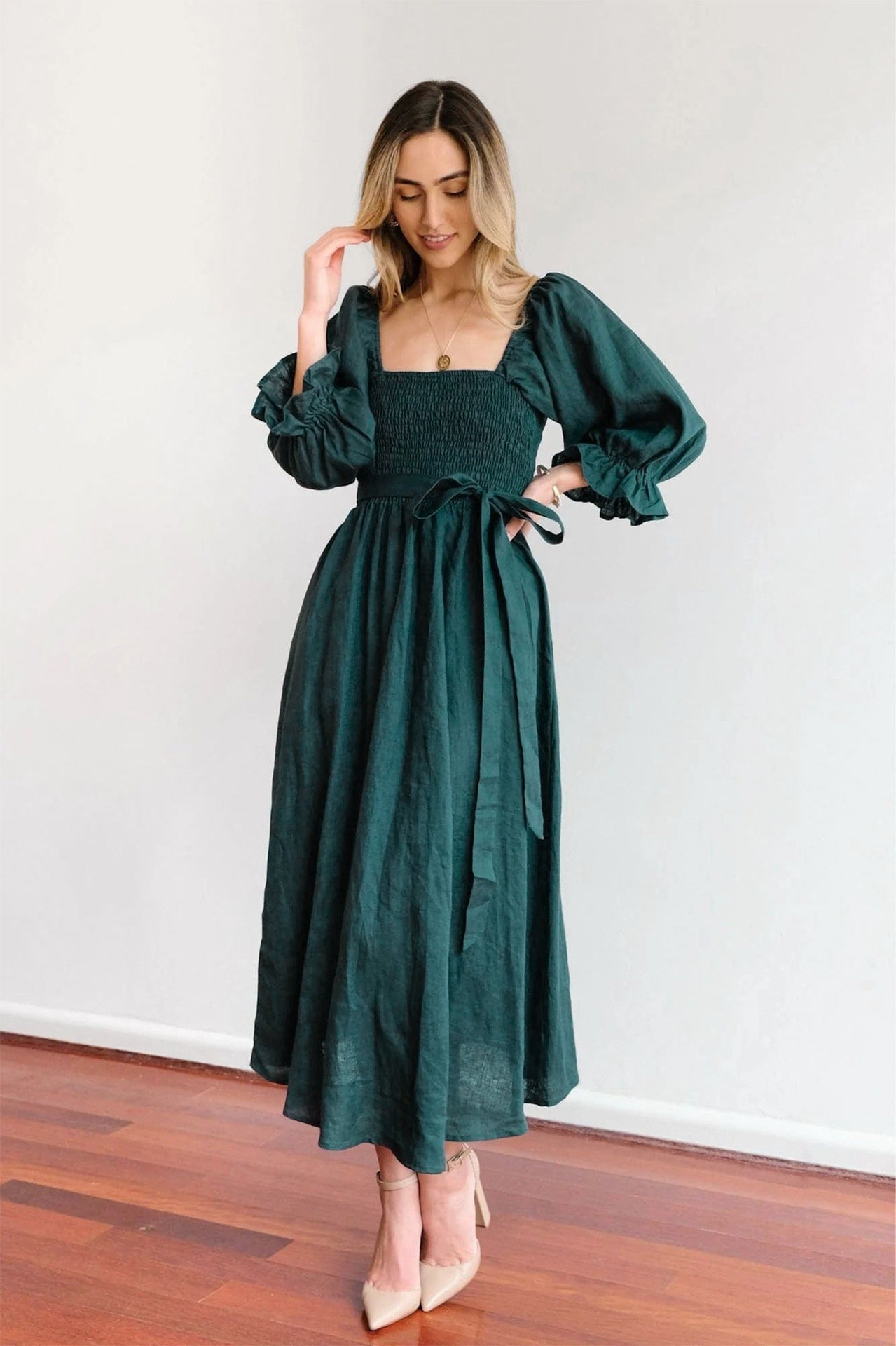 Elegantes Kleid von Elarova mit Bindegürtel