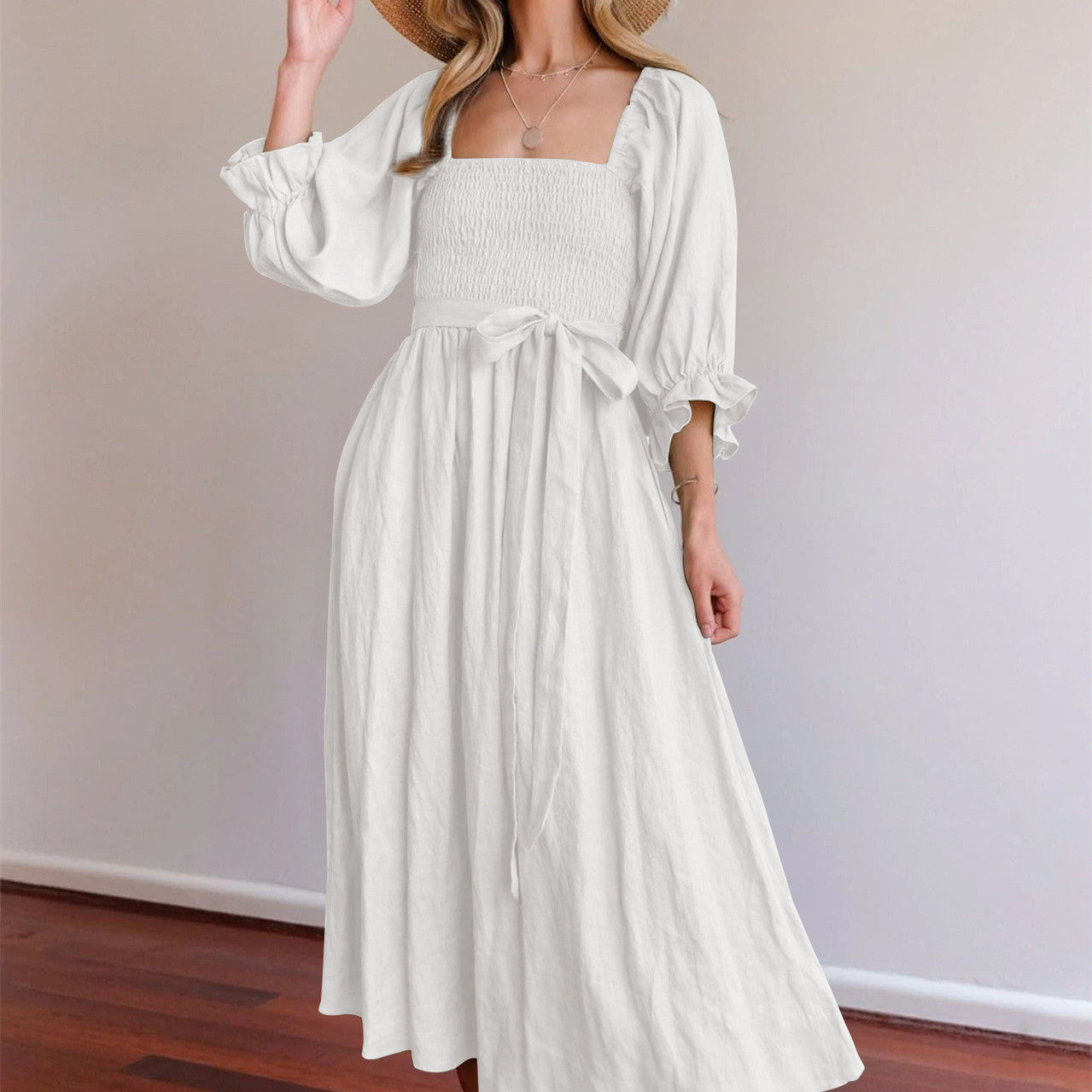 Elegantes Kleid von Elarova mit Bindegürtel