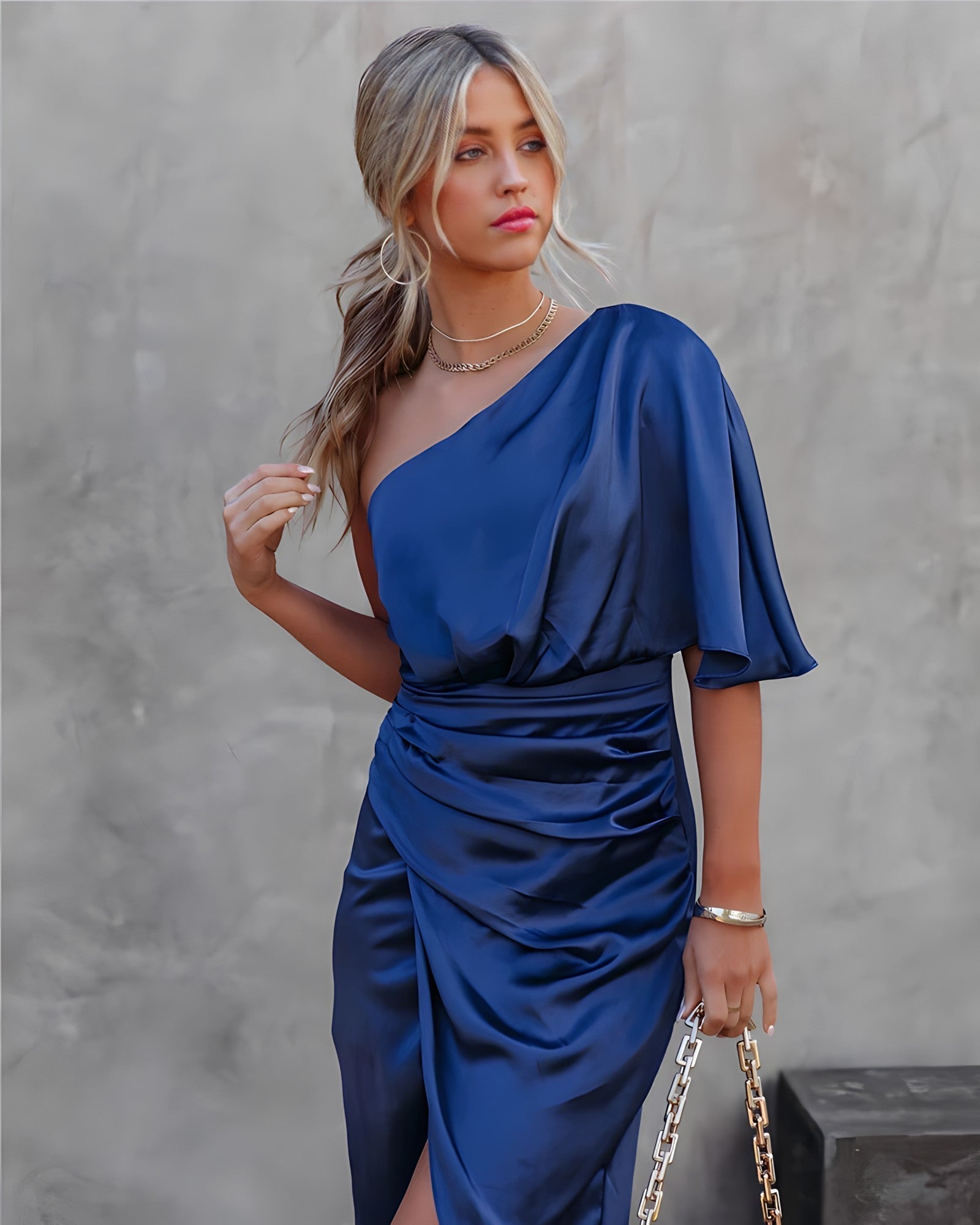 Elegantes Uzanne Damenkleid