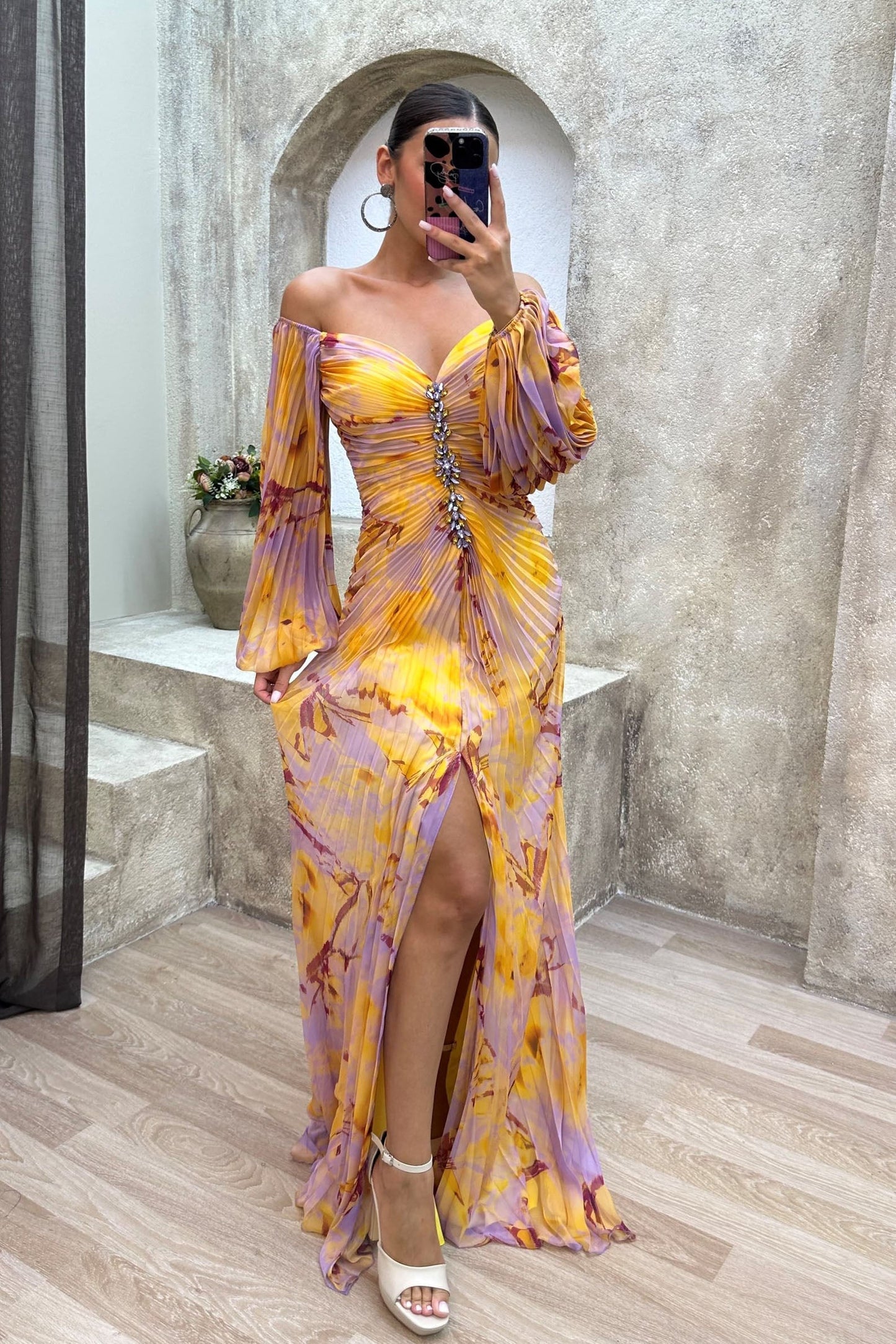 Elegantes, attraktives Kleid mit V-Ausschnitt von Jakie