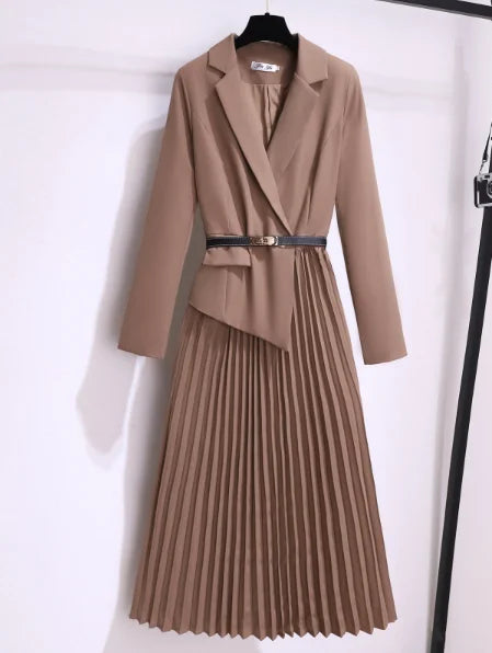 Elisabeth: Blazerkleid mit Plissee und Gürtel