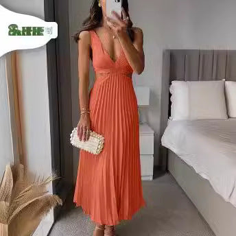 Faltenkleid mit V-Ausschnitt, offenem Rücken und Trägern von Elarova