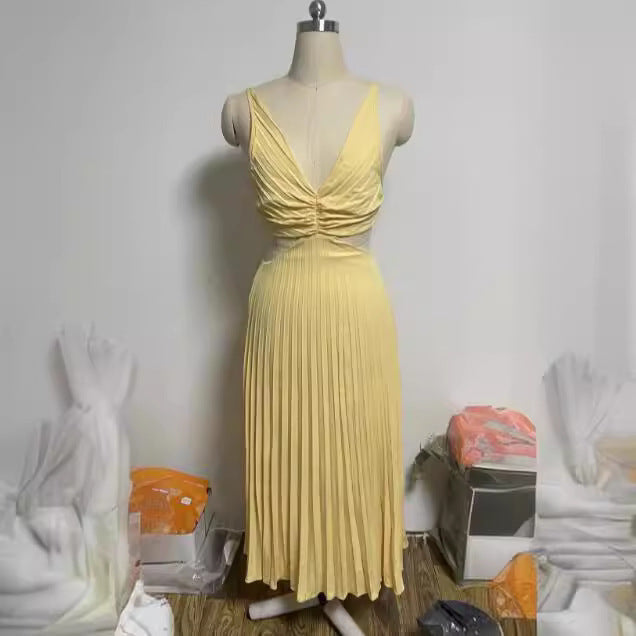 Faltenkleid mit V-Ausschnitt, offenem Rücken und Trägern von Elarova