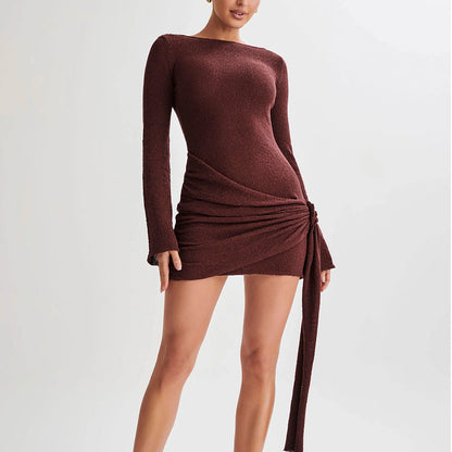 Figurbetontes Minikleid im Y2K-Stil mit V-Ausschnitt von Mandy