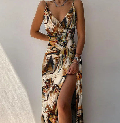 Gedrucktes Heidi-Kleid mit V-Ausschnitt und Schlitz