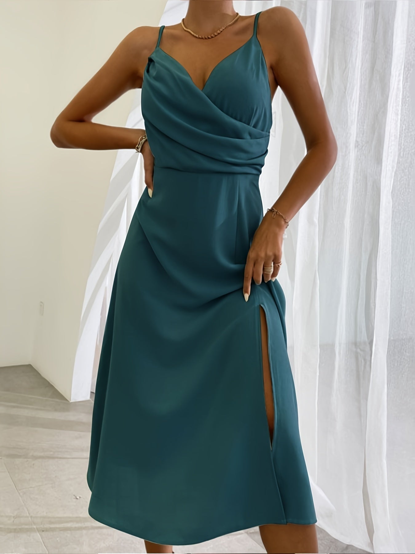 Gedrucktes Heidi-Kleid mit V-Ausschnitt und Schlitz