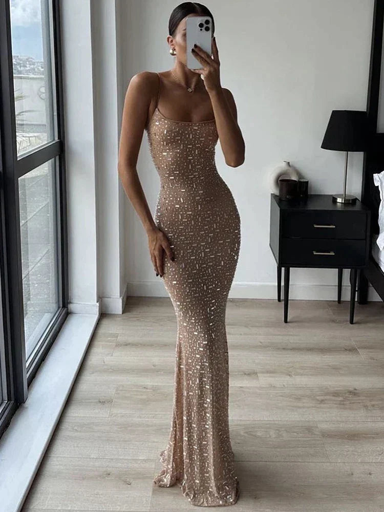 Glitzerndes, figurbetontes Maxikleid für den Abschlussball