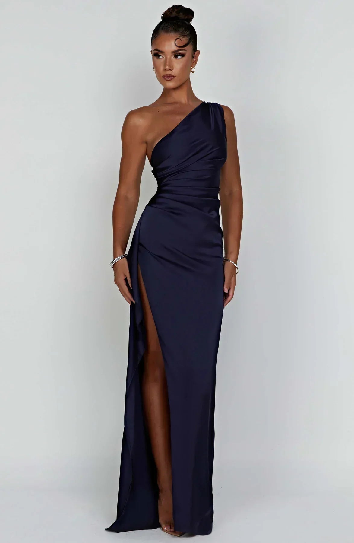 Irmgard Kleid: Plissiertes Seidenkleid mit offener Schulter