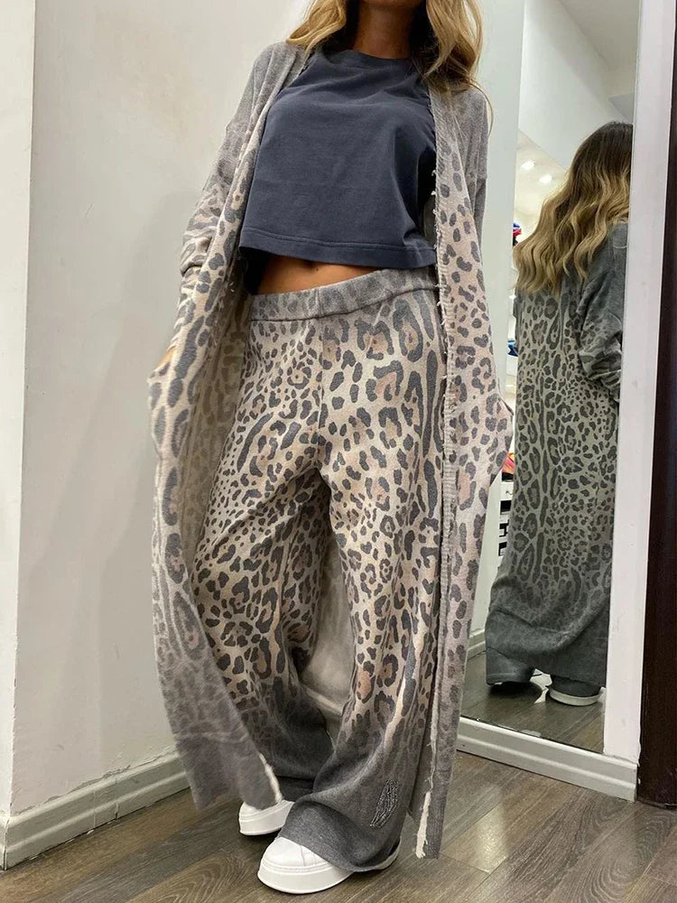 Janice Strickjacke und Hose Set mit Leopardenmuster, langen Ärmeln und elastischer Taille