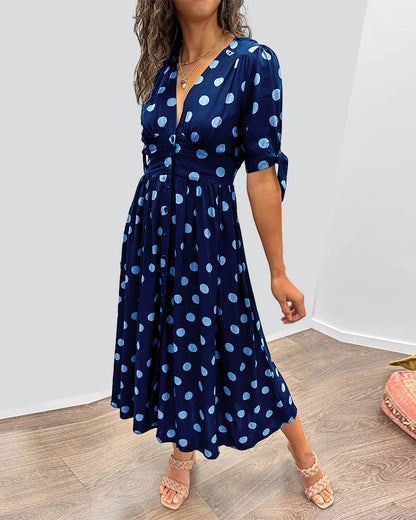 Kleid mit tiefem V-Ausschnitt und Polka Dots