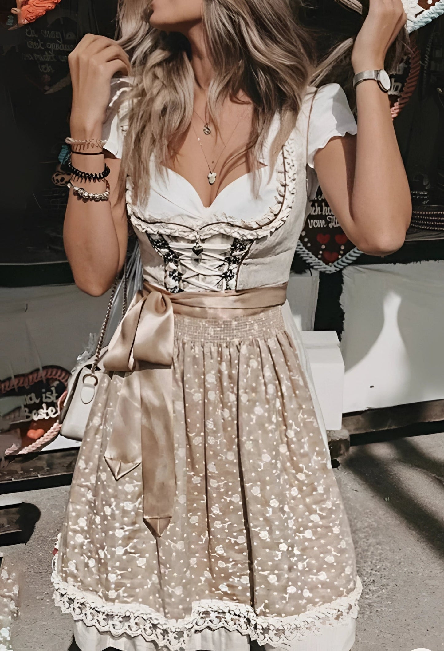 Knielanges Oktoberfestdirndl mit Mieder von Elarova