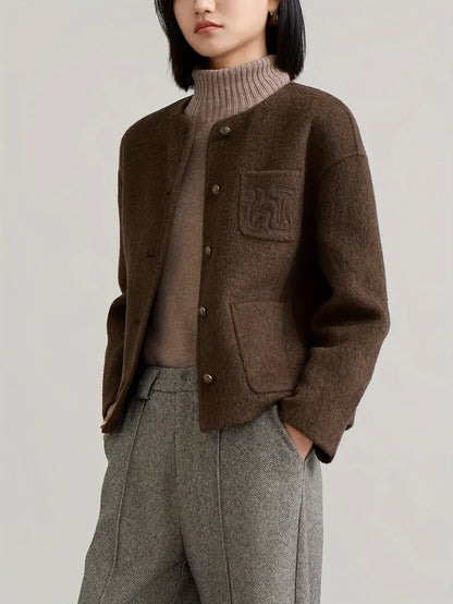 Kurze, unifarbene Shinellea Jacke mit bestickten Taschen