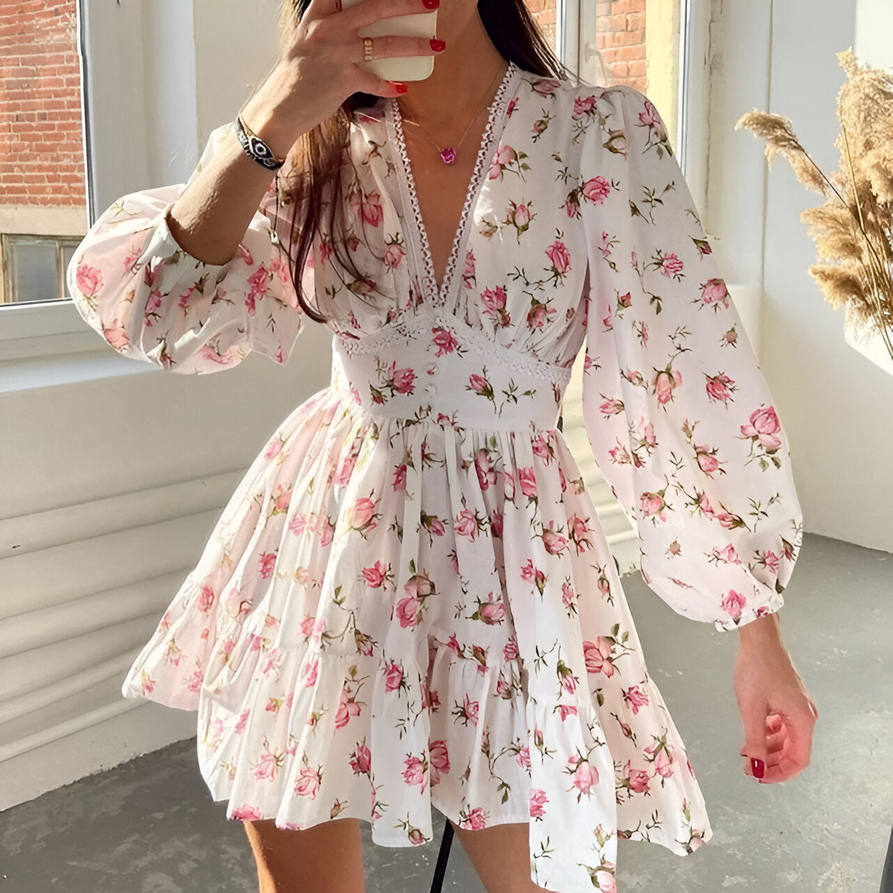 Kurzes Blumenkleid mit langen Ärmeln von Denise