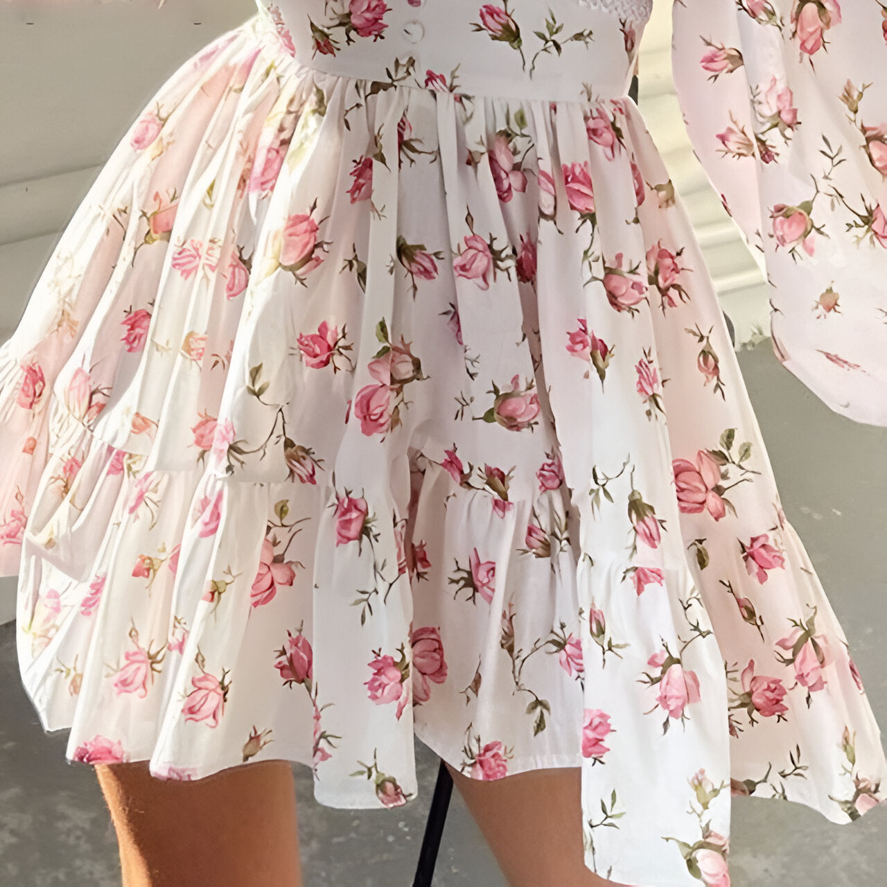 Kurzes Blumenkleid mit langen Ärmeln von Denise