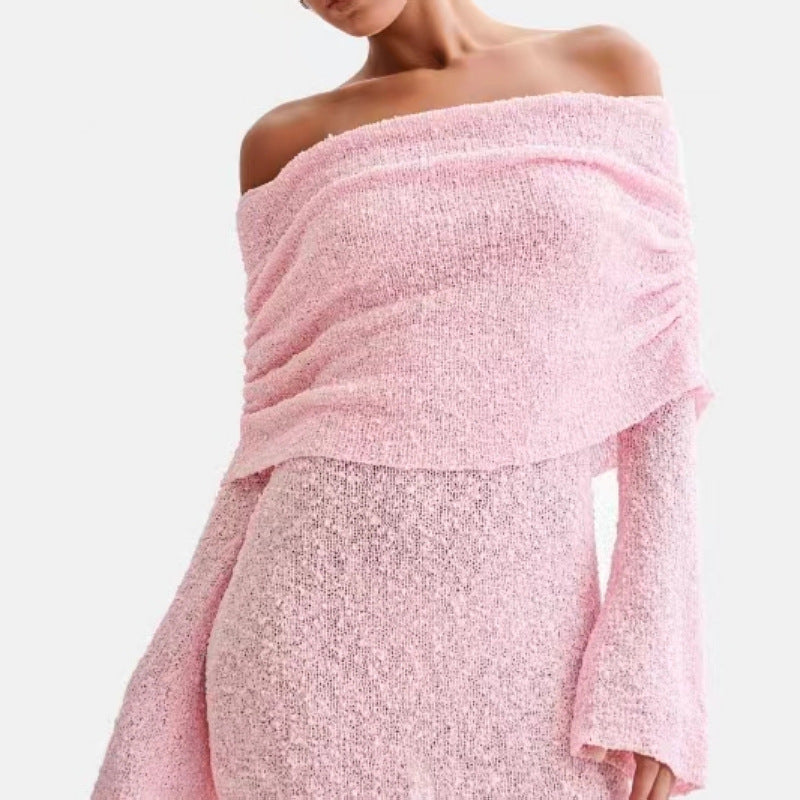 Kurzes, schulterfreies Kleid mit langen Ärmeln und Ausschnitten von Sandra