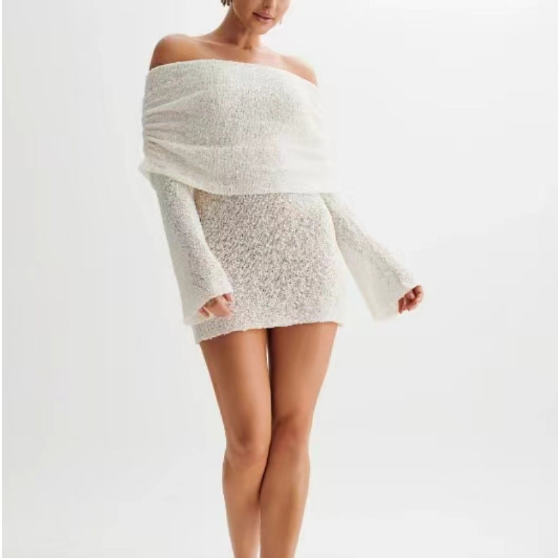Kurzes, schulterfreies Kleid mit langen Ärmeln und Ausschnitten von Sandra