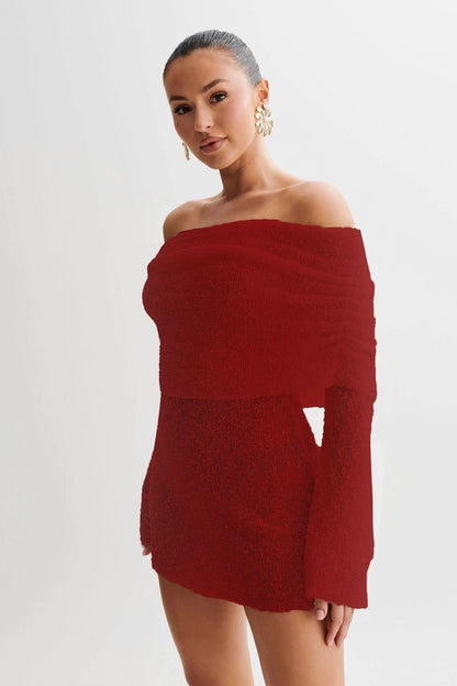 Kurzes, schulterfreies Kleid mit langen Ärmeln und Ausschnitten von Sandra