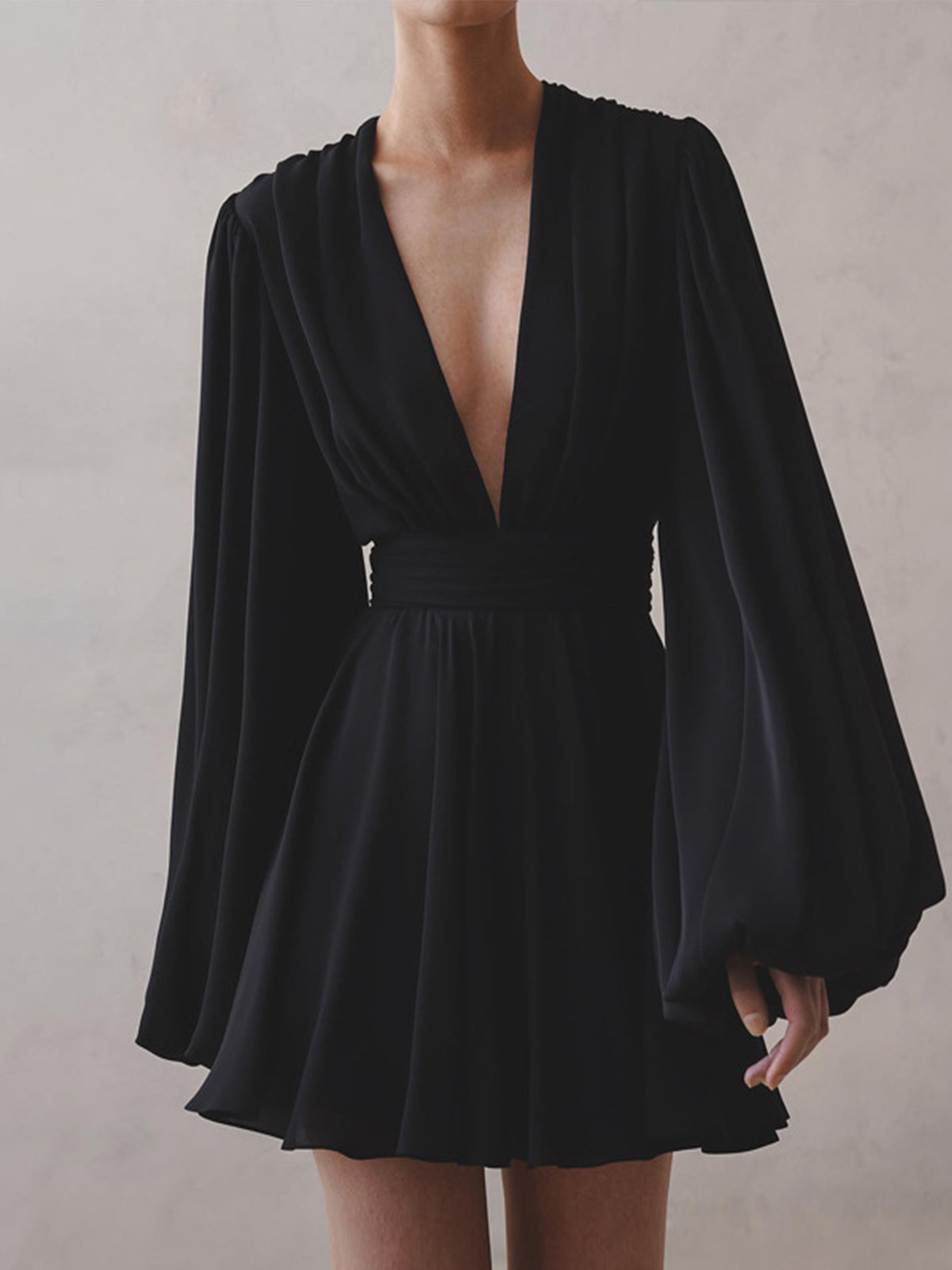 Kurzes schwarzes Kleid im Old-Money-Stil mit V-Ausschnitt für Damen