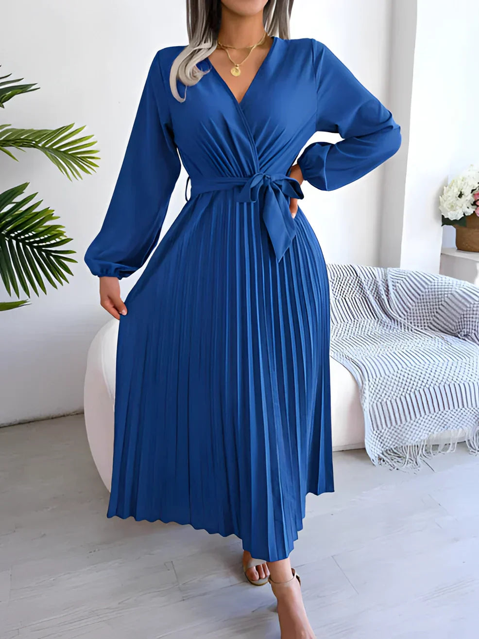 Langes Faltenkleid mit V-Ausschnitt, langen Ärmeln und Bindegürtel