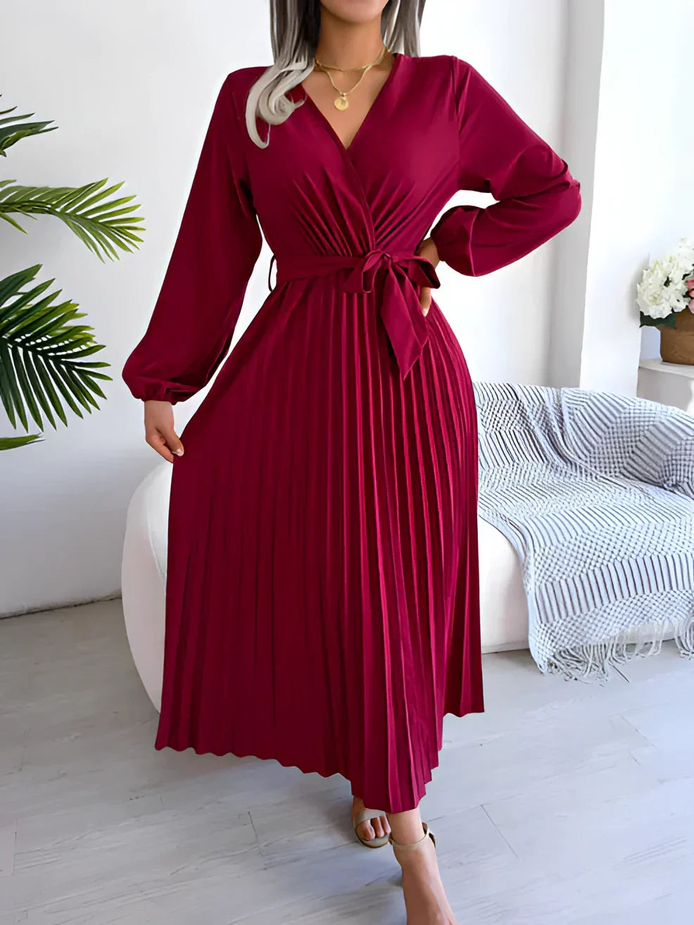 Langes Faltenkleid mit V-Ausschnitt, langen Ärmeln und Bindegürtel