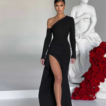 Langes Kleid mit Schlitz, langen Ärmeln und asymmetrischem Ausschnitt