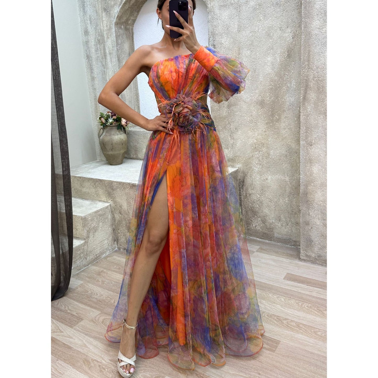Langes Lydia Kleid mit Off-Shoulder-Ausschnitt und Batikprint