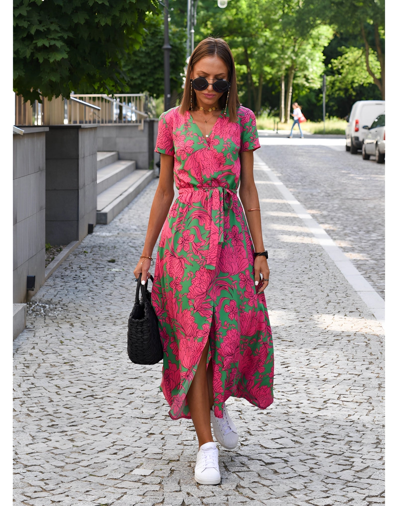 Leichtes Sommerkleid mit V-Ausschnitt im floralen Wickeldesign
