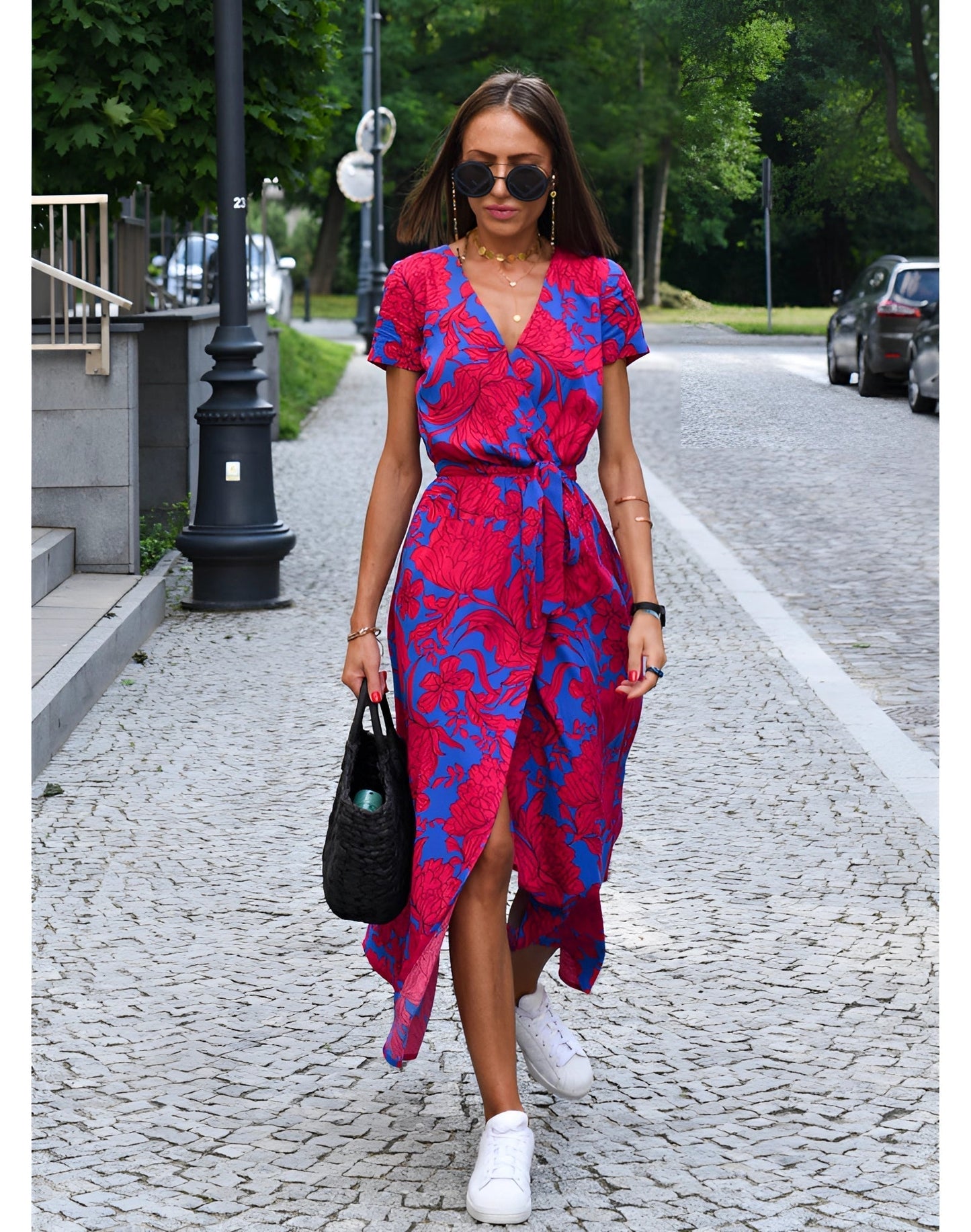 Leichtes Sommerkleid mit V-Ausschnitt im floralen Wickeldesign