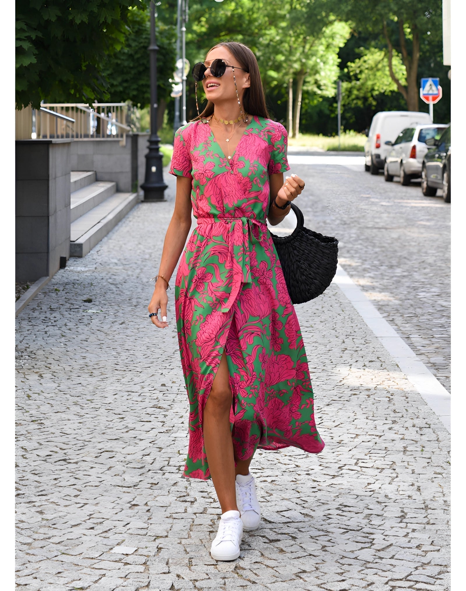 Leichtes Sommerkleid mit V-Ausschnitt im floralen Wickeldesign