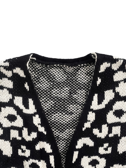 LeoElegance™ – Modische Damen Strickjacke mit Leopardenmuster