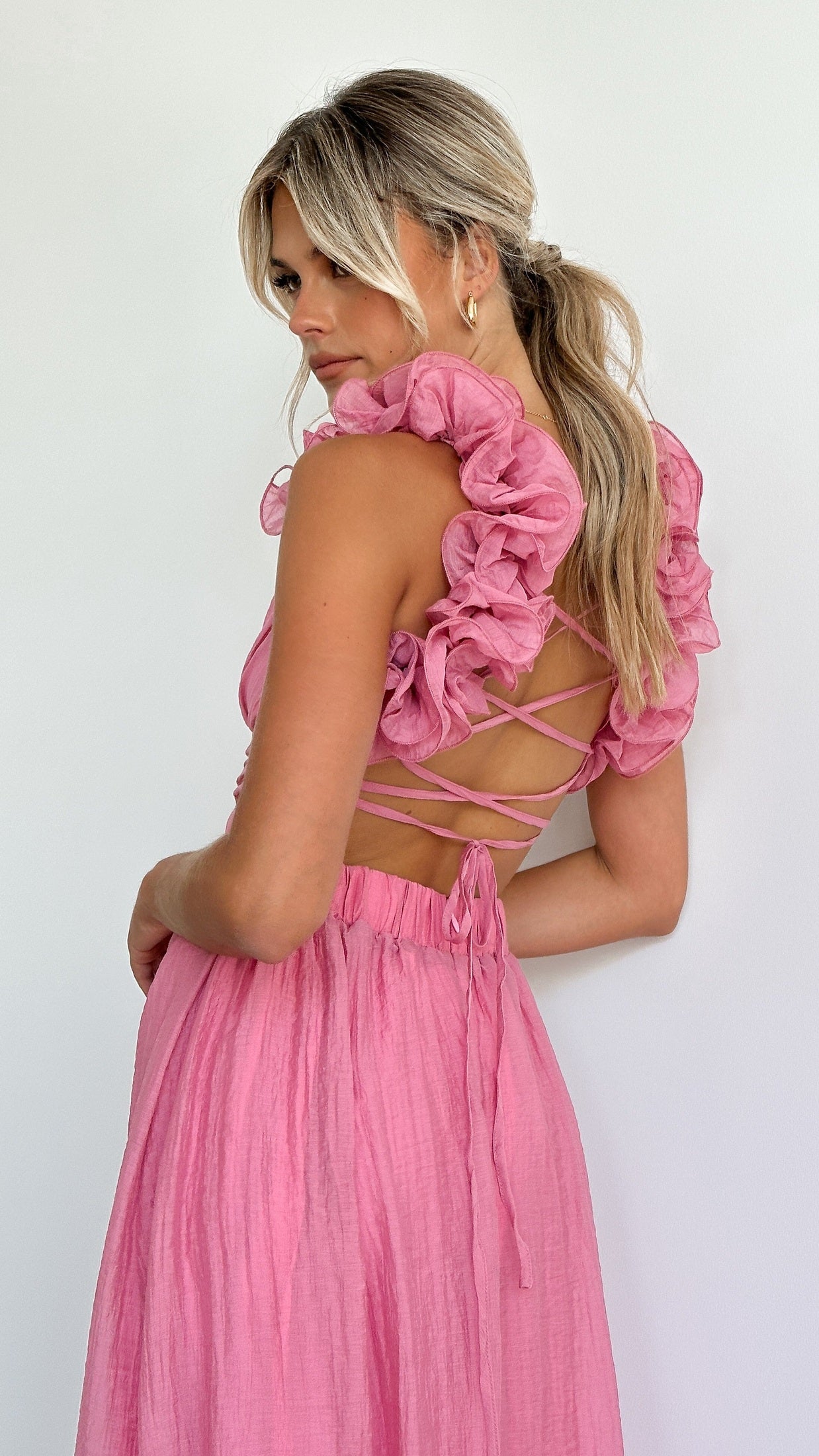 Lilliana: Elegantes Kleid mit tiefem V-Ausschnitt