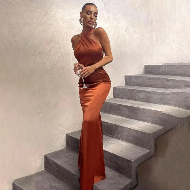 Maxikleid aus Satin in Grün, Schwarz und Braun mit Kreuzhalter-Ausschnitt